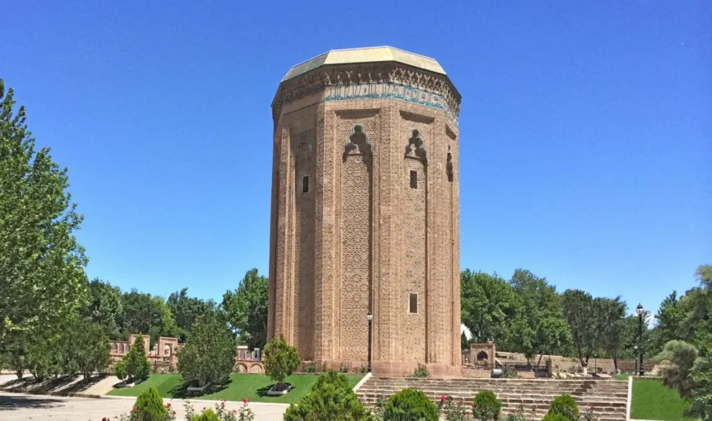 nahçıvan Mömine Hatun Türbesi